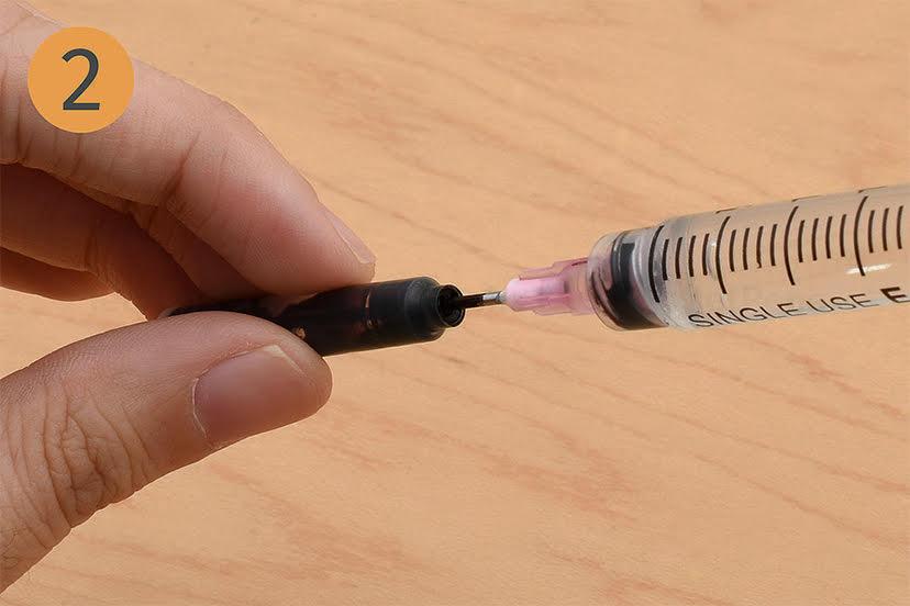 مرحله دوم: آب را به کارتریج اضافه کنید